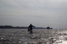 . . . идущий по льду / . . . когда замерзает Днепр можно ходить там, где ходят океанские суда  .