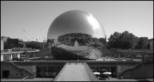 La Géode / «Жео́д» (фр. La Géode) — кинотеатр формата IMAX в Париже. Располагается на территории парка Ла-Виллет в 19 парижском округе и является частью Городка науки и техники.Созданный архитектором Адрианом Фансильбером (фр. Adrien Fainsilber) и инженером Жераром Шамаю (фр. Gérard Chamayou), «Жеод» открылся публике 6 мая 1985 г.«Жеод» — это отдельная постройка за зданием Музея науки и индустрии, представляющая собой геодезический купол диаметром 36 метров, составленный из 6433 стальных зеркальных треугольников. Возведение и оборудование «Жеода» обошлось французам в 130 миллионов франков...