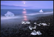 Льды Исландии / Вулканический пляж с выброшенным на берег льдом, при взошедшей луне. параметры:f-6 s., d-5.5,iso 100, 24-105@40mm