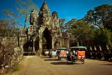 Ангкор Тхом / Мост ко входу в Ангкор Тхом. Слева боги, справа - демоны, внешне между собой они практически не различаются, никаких страшных рож, т.е. добро и зло очень похожи ))