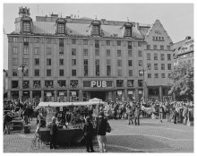 Hötorget / В центре Стокгольма, не далеко от знаменитой пешеходной улицы, есть площадь Hötorget. Знаменита своим концертным залом (Konserthuset), магазином PUB, продовольственным базаром и по выходным большим Блошиным рынком.