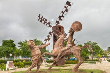 Дон Кихот и Санчо / Куба. Ольгин (Holgin). Огромная скульптура