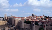 крепость Авила / Авила – один из самых романтичных и красивых городов Испании. Его не перепутаешь ни с каким другим городом благодаря крепостной стене, которая его окружает. Это самая древняя и лучше других сохранившаяся городская стена.Периметр стены – 2.516 метров, а ее средняя высота – 12 метров. Стена укреплена 88 сторожевыми башнями, в ней имеется девять ворот, среди которых выделяются ворота Сан Висенте и Алькасар, и три потайных хода. В 1985 году ЮНЕСКО внесло историческую часть Авилы, обнесенную стеной и расположенную на 33 гектарах, в официальный список объектов, являющихся достоянием человечества.