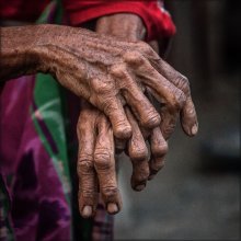 Руки старой женщины / В 1985 году на небольшом индонезийском острове Sangeang ( остров 13 км в ширину) начал извергаться вулкан. В течение месяца 1250 жителей было эвакуировано на остров Sumbawa. Извержение продолжалось до 1988 года. На острове сейчас маленькая деревушка тех, кто все таки решил вернуться на землю предков