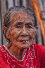 Портрет старой женщины / В 1985 году на небольшом индонезийском острове Sangeang ( остров 13 км в ширину) начал извергаться вулкан. В течение месяца 1250 жителей было эвакуировано на остров Sumbawa. Извержение продолжалось до 1988 года. На острове сейчас маленькая деревушка тех, кто все таки решил вернуться на землю предков