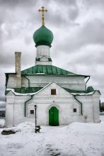 Зима в храме / Основан в конце XV — нач. XVI в., закрыт в 20-х гг. ХХ века, возрождён в 1993 г.
Святыня: мощи прп. Даниила Переяславского.
Троицкий Данилов монастырь, основанный в 1508 году монахом Горицкого монастыря Даниилом, находится в южной части Переславля. Древнейшее здание монастыря - Троицкий собор, сооружённый по велению Василия III в память рождения сына Ивана, будущего царя Ивана Грозного. Строителем собора был ростовский зодчий Григорий Борисов, уже строивший до этого храмы в Борисоглебском монастыре. Собор одноглавый и в прошлом имел позакомарное перекрытие, которое в XVIII веке заменено четырёхскатной кровлей. В интерьере церкви обращают на себя внимание крестообразные в плане столбы и фрески, выполненные во второй половине XVII века костромскими живописцами во главе с Гурием Никитиным и Силой Савиным.
С северной стороны к собору примыкает небольшая церковь (1660) и шатровая колокольня с тремя рядами слухов (1689). На территории монастыря сохранилась также одноглавая Всехсвятская церковь (1687), двухэтажная трапезная палата (1695), бесстолпная трёхаспидная церковь Во имя похвалы (1695), Братский келейный корпус.