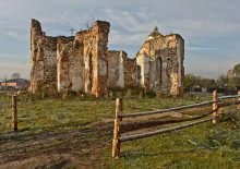 Церковь Всех Святых / Церковь Всех Святых г. Бегомль. Церковь сложена из
камней, которые свозили со всей округе.
По легенде помогал строить дрессированный медведь.
У него за спиной была корзина, куда складывались 
тяжеленные камни, которые медведь поднимал на стену.
По специальному сигналу он оставлял работу и спешил на обед.
Год постройки - примерно 1850 г.