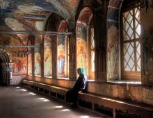 В солнечный день / Интерьер Казанской церкви в городке на Волге.