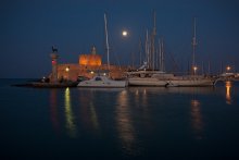 Огни Родосского маяка / Вечер, полнолуние. Крепость Святого Николая. 
Вход в старый порт Родоса.