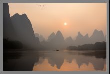 Рисунок на рисовой бумаге..... / Восход солнца а реке Ли, среди карстовых гор Яншо.