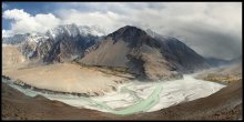 Долина реки Хунза. / за этим поворотом реки, в январе 2010 года, обрушилась целая скала,и перекрыла поток. В результате катастрофы, буквально за несколько месяцев, образовалось горное озеро, длинною 8 км и 200 м глубиной. Теперь эта часть северного Пакистана сильно отрезана от остального мира.