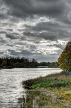 На реке перед штормом. / ***