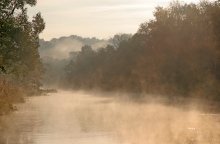 Молочномедовая река Истра / в первых лучах сентябрьского утра