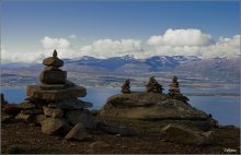 Камушек на память / Одно из самых посещаемых мест в Тромсё вершина горы Storsteinen на высоте 421м над уровнем моря.Строительство пирамидок стало традицией.Каждый поднявшийся на гору строит новую или достраивает чужую пирамидку.