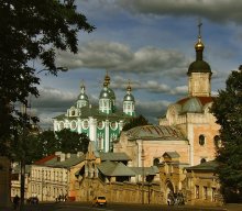 Смоленск / Успенский собор, а справа Троицкий и здания одноименного монастыря.