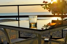 солнце в бокалею вспоминая море / Болгария Обзор раннее утро оставленный стакан