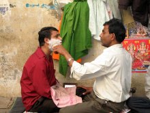 Делийский цирюльник / Парикмахер на улицах Дели