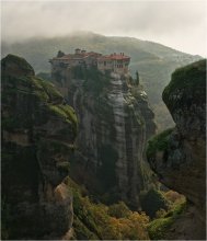 Метеоры / Метеоры — один из крупнейших монастырских комплексов в Греции, прославленный, прежде всего, своим уникальным расположением на вершинах скал. (В данном случае один из фрагментов).