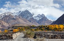осень в горах Каракорума / небольшая деревушка Shimshal на севере Пакистана.Отсюда начинаются многие альпинистские треки к вершинам Каракорума.