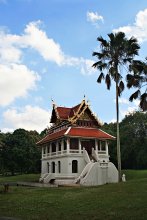 Сала. / Когда вы переступаете порог буддийского монастыря в Таиланде, вы попадаете в таинственный &quot;город&quot; полный затейливых узоров, леденящих душу статуй неземных чудовищ. Человека первый раз посетившего буддийский монастырь поражает позолота, сложные многоступенчатые крыши и многое другое.
Сала- здания часто используется для медитаций, или просто место, где можно укрыться от палящего солнца усталому путнику. Чаще всего выполняется в виде беседки. Там же могут проходить лекции и занятия для детей.