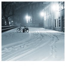 А под вечер замело... / Брюгге.Такой снегопад там-большая редкость,70% передвигается на великах,и наутро можно было видеть,как трудолюбиво вихляются по этому,уже подтаивающему месиву,спешащие по своим надобностям жители.