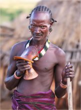 про стульчик... / Типичный представитель племени Хамеров(юг Эфиопии) с традиционным стульчиком, который они используют для отдыха в длинных пеших переходах . Ручная работа. Сделан из высокопрочного местного дерева