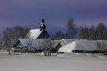 яркая зимняя ночь / освещена заревом от теплиц