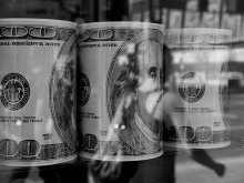 Отражение Апреля / Улица, витрина, пешеход, чашки, отражение, 100 долларов