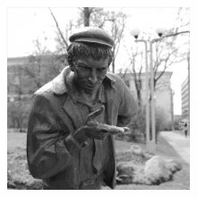 Прикуривающий / Скульптура В. Жбанова. г. Минск, Михайловский сквер, 1999 г.