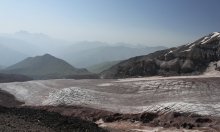 Старческие морщины ледника / Вид с приюта &quot; Метеостанция&quot;,3800 м,где альпинисты проходят акклиматизацию перед выходом на Казбек, 5034 м