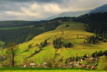 утро в карпатах / сельский пейзаж - деревня среди карпатских гор облачным утром