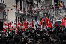 Коммунизм жив? / 1 мая 2013 года в Стамбуле более 20 000 полицейских пытались не допустить шествие к площади Таксим. Были применены водометы и слезоточивый газ. В итоге - более 4 000 пострадавших, сотни задержанных.