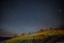 Зеленый склон под звездным небом / Приглашаю в фототуры в Карпаты! http://fototour.by Вам понравится!