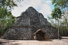 Cobá / Коба (Cobá) — руины майяйского города, которые расположены  в джунглях  45 км к северо-востоку от города Тулум в Мексике. Постройки для церемоний воздвигнуты  около 260—900 годах н. э. они раскрывают цивилизацию майя в классический период развития. Город Коба в эпоху майя, был одним из самых крупных городов Юкатана. 80 тысяч жителей города покинули свои жилища после прибытия испанцев на полуостров.