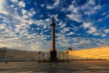Небо над Дворцовой / Дворцовая площадь в Санкт-Петербурге ранним утром
