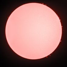 Наше Солнце / Данный снимок сделан на специальный телескоп с фильтром для наблюдения Солнца в диапазоне излучения ионизированного водорода. Благодаря нему можно увидеть грануляцию (неоднородность поверхности) Солнца, а также протуберанцы на краях солнечного диска. Снимок сделан 23 июля 2013, 11.51 утра по Москве.