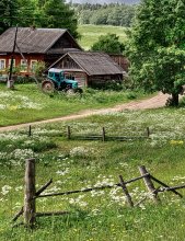 Трактор - нужная вещь в хозяйстве / На берегах озера Селигер