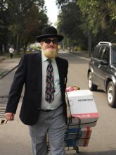 не знаю как и назвать / вот такой вот человек шел сдавать макулатуру