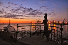 Одесса / Памятник жене моряка в Одессе. Вид со стороны морского вокзала на Воронцовский маяк. 
Скульптура была открыта в 2002 г. ко дню празднования города. Говорят, во время работы над фигурой жены моряка скульптору позировала настоящая балерина.