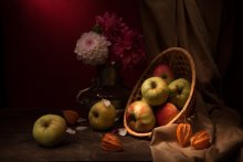 Дачные яблоки / Натюрморт с яблоками и астрами