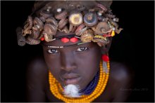 Модница / Юг Эфиопии-территория проживания племен.Малочисленное племя десаначей живет практически на границе с Южным Суданом.Местные молодые модницы, подчастую, не могут себе позволить современные ювелирные украшения и поэтому в ход идут подручные материалы.