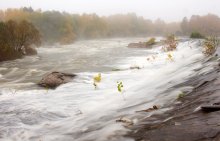 Белая вода. / Когда в реке много воды.