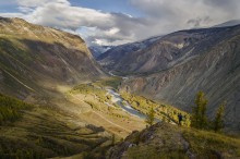 Перевал Кату-Ярык / Горный Алтай. Види на долину реки Чулышман. Осень, утро.