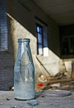 Старая добрая молочная бутылка / Зарисовка из заброшенного и полностью разграбленного пионерского лагеря . 
Более подробный фотоотчет о пионерлагере
http://fotki.yandex.ru/users/ev6795/album/192956/?p=0