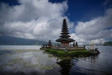 В кратере вулкана / Pura Ulun Danu - храм в кальдере вулкана