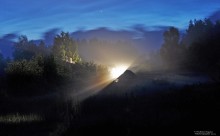 июньский поздний вечер / 2012-й год, июнь, окрестности Брянска, снято на Nikon D90, а вот штатива с собой не было (((... Но свет в одном из домиков красиво озарял все вокруг...