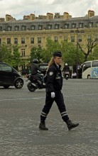ПолисВумен / перекрыла движение в Париже...
