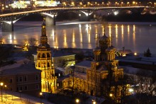 Нижний Новгород ночью. / Рождественская церковь на фоне моста через Оку. На заднем плане Нижегородская ярмарка.