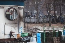 Украинцы в борьбе за европейские ценности / Протестующие атакуют силы милиции на улице Грушевского.
Сегодня днем.