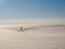 Лыжник / Лыжник на бескрайних заснеженных просторах